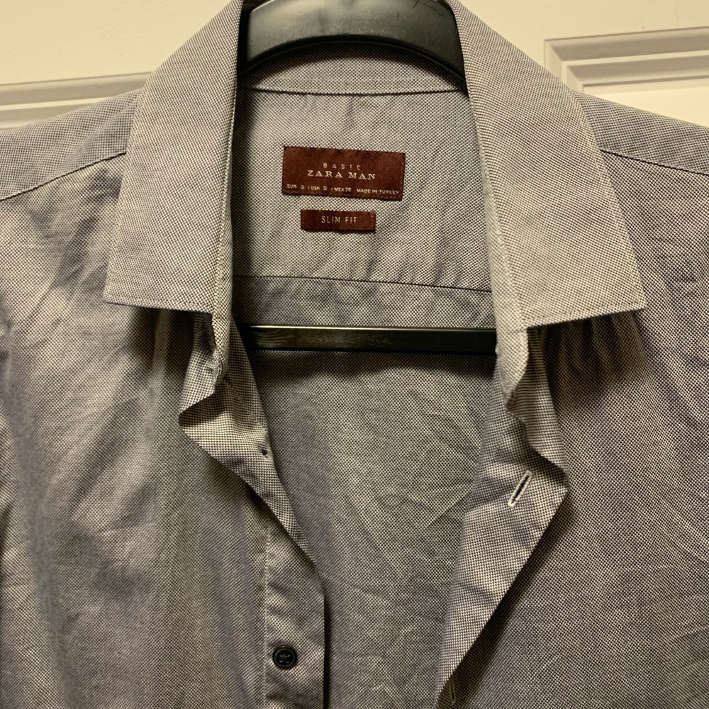 Zara man slim fit size small dress shirt in grey color with navy blue buttons.